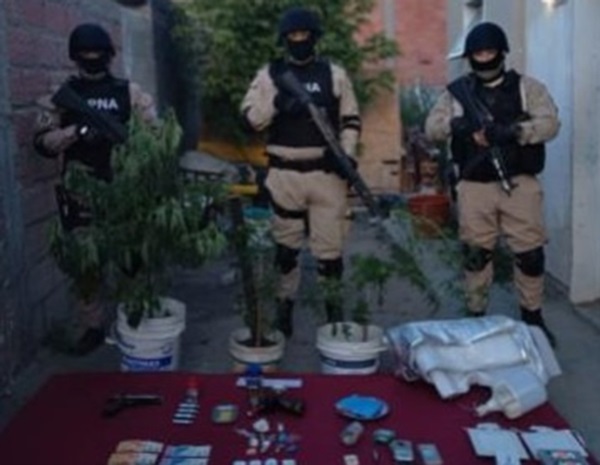 Instancias del allanamiento en el que se secuestró droga y dinero.