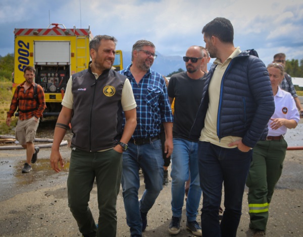 El ministro Cabandié, el diputado Igon y otros funcionarios recorriendo la zona incendiada en Los Alerces.