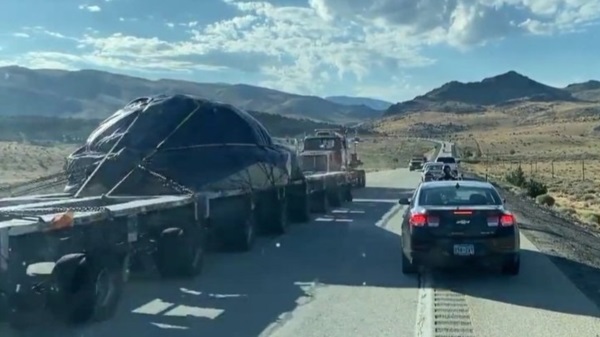 Un operativo especial transportó los restos del objeto derribado, loque fue registrado en una ruta candiense.