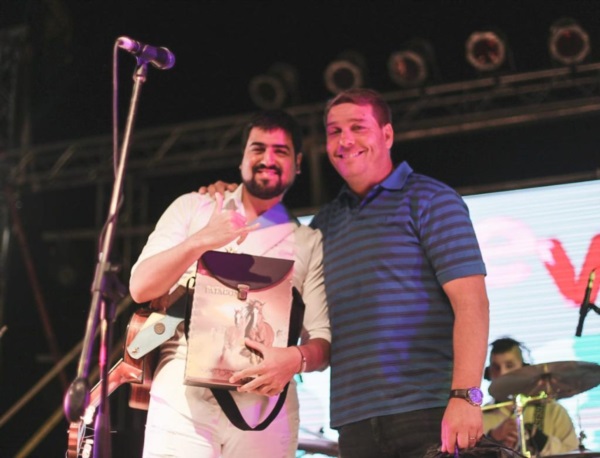 Yoel Hernández recibió un reconocimiento de parte de Damián Biss.