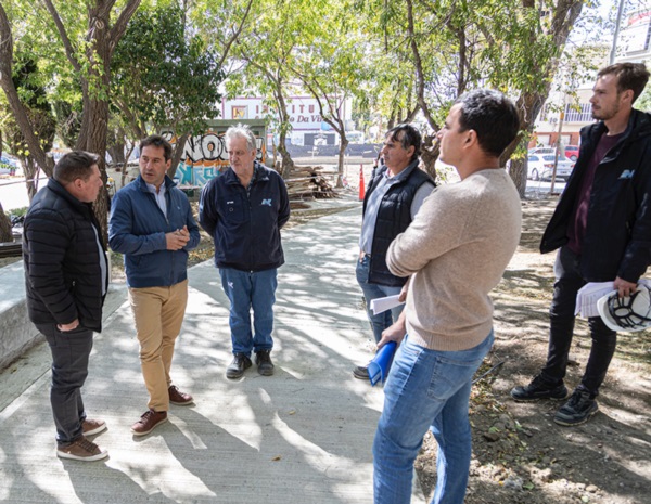 El intendente comodorense visitó las obras que se llevan adelante.