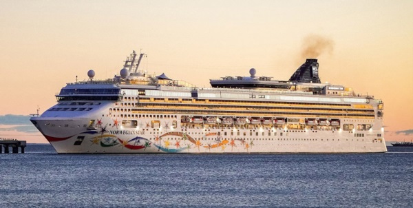 Por cuarta vez en la temporada, el buque de pasajeros Norwegian Star amarró ayer en Puerto Madryn.