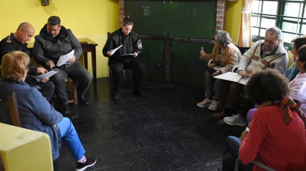 Municipio y Policía se reunieron con los vecinos de Los Olmos. 