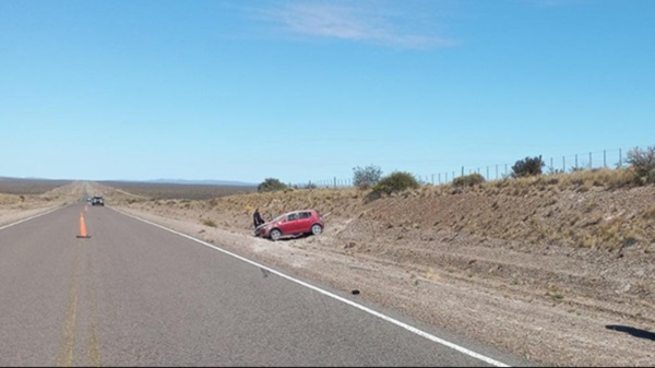 La Renault Sandero sufrió daños en su carrocería tras el vuelco.