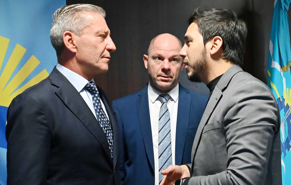 Arcioni, Sandilo y Coliñir, el viernes pasado, artífices del cierre del Frente de Todos en Trelew.