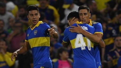 Merentiel convirtió su primer gol en Boca, en su debut como titular.