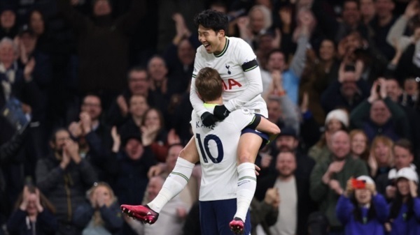 Son festeja su gol con Kane, que fue homenajeado por el ser el goleador histórico de Tottenham.