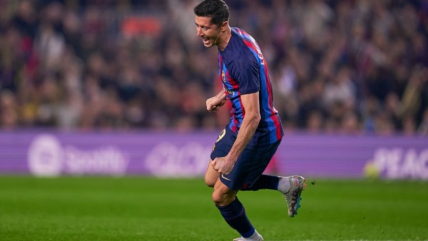 Lewandowski volvió a marcar y es el goleador de LaLiga con 15 tantos.