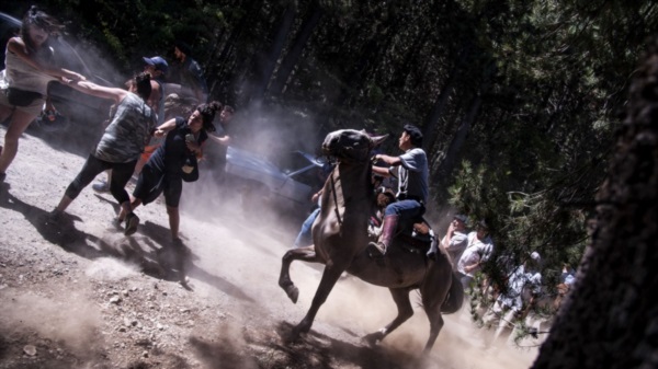 Peones del okupa inglés golpearon y retuvieron a manifestantes en el ingreso a Lago Escondido
