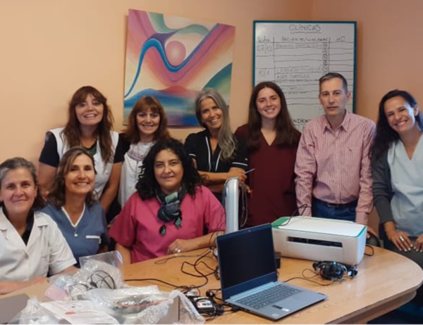 Personal de Salud del Hospital de Esquel con el novedoso equipo.