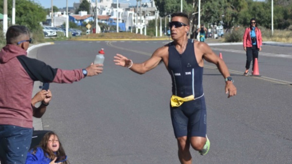 El campeón Arrative se hidrata. (Foto De Focatiis/Jornada).