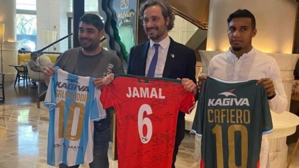 Jamal, a la derecha.