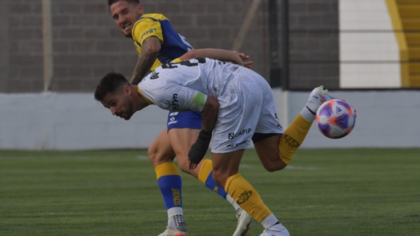 Perales, capitán de Madryn, en acción con Atlante. (Foto: Daniel Feldman/Jornada).
