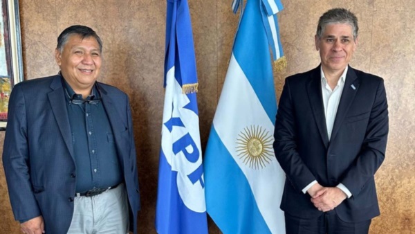 Referentes. Ávila (izquierda) junto con el presidente de YPF durante el encuentro de trabajo.