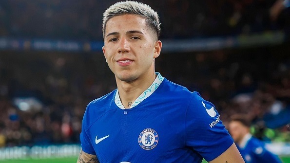 Enzo Fernández. Ni un entrenamiento, y ya jugó en la Premier League con el Chelsea.