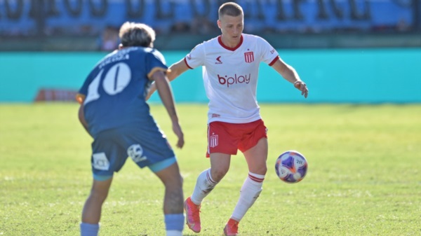 Ascacibar, con la pelota. Foto: Estudiantes.
