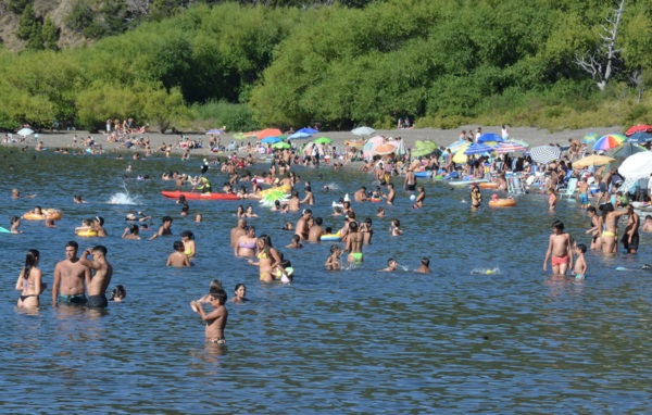 Muchas familias optaron por viajar al lago Futalaufquen en área del Parque Nacional Los Alerces.