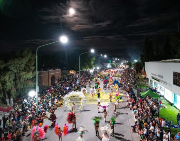 Pura fiesta. Dolavon se volvió a vestir de alegría con la tradición del carnaval y la música movida.