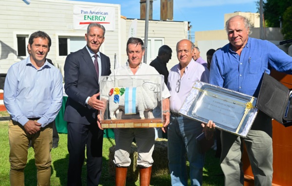 Distinciones. El momento de los premios para algunas de las cabañas que expusieron en la Rural sureña. 