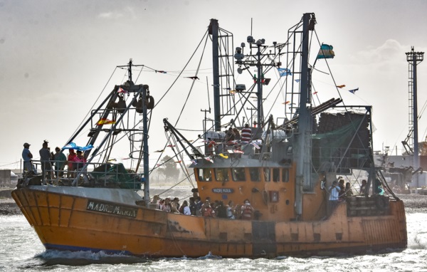 Celebración. Los vecinos y el barco, una postal que este año tuvo mucha repercusión.