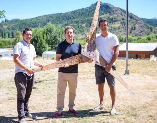 Molinos eólicos. Luque con miembros de la Escuela Agrotécnica de Cholila, cuyos proyectos destacó.