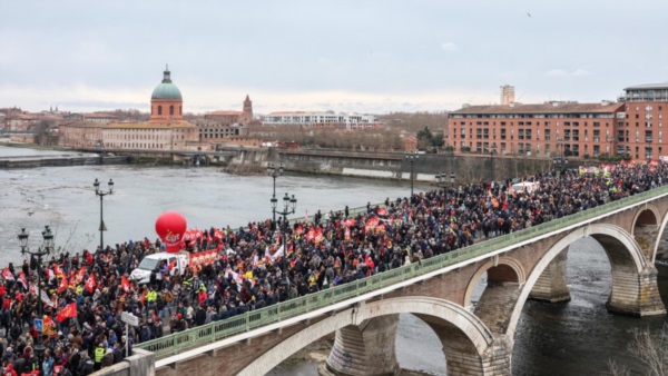 Populosa movilización sobre uno de los puentes de la ciudad de Toulouse.
