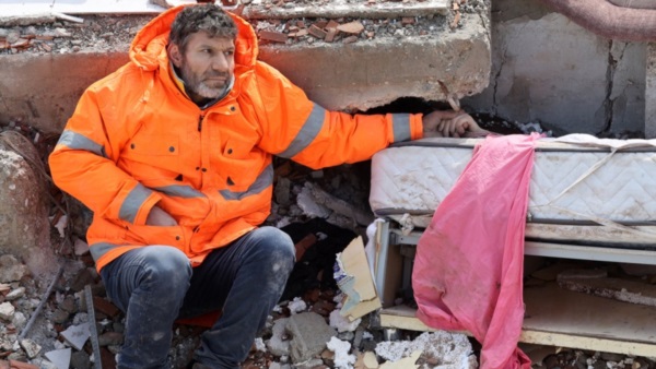 El rescate llegó tarde para Irmak, una adolescente de 15 años. En silencio, su padre Mesur Hancer sostiene su mano.