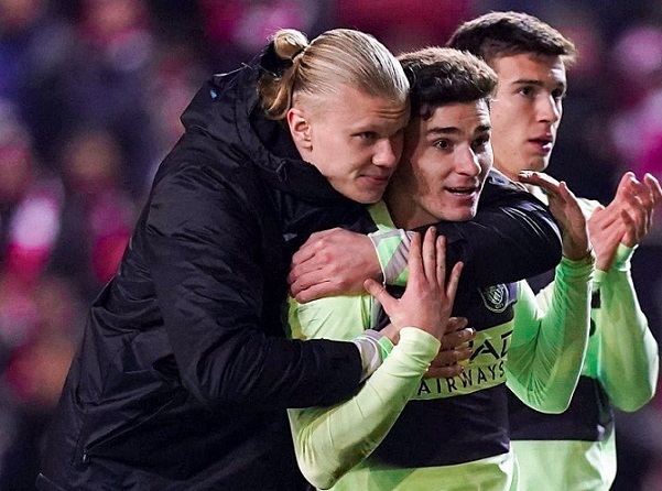 Erling Haaland con los dos argentinos del City, Julián y Perrone.
