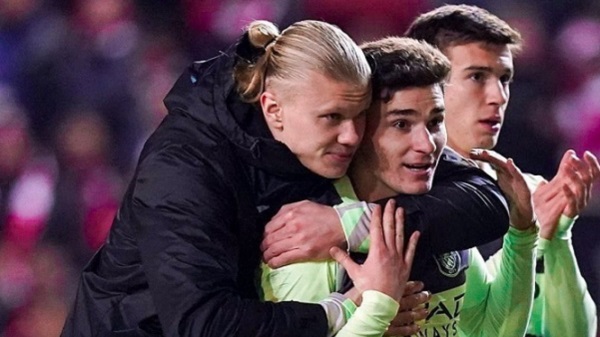 Erling Haaland con los dos argentinos del City, Julián y Perrone.