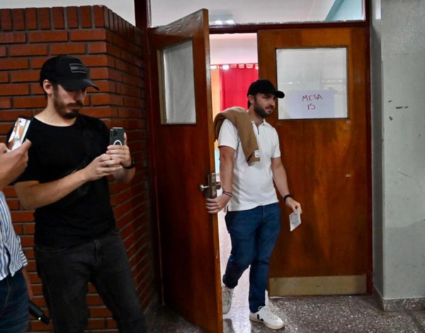 Nacho Torres, saliendo de votar en Trelew. El gran adversario que deberá derrotar el peronismo de Chubut.