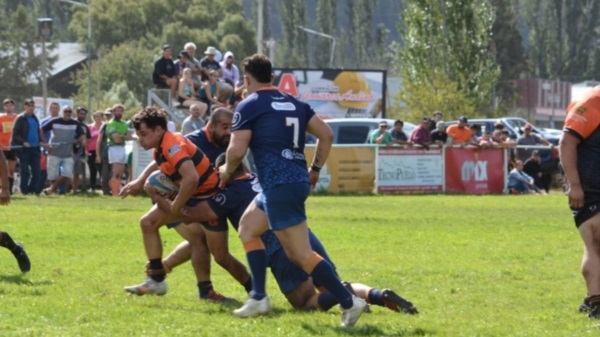 El medio scrum "Nacho" Castiglione avanza con la guinda. (Foto: Luciana Souza Mariñas).
