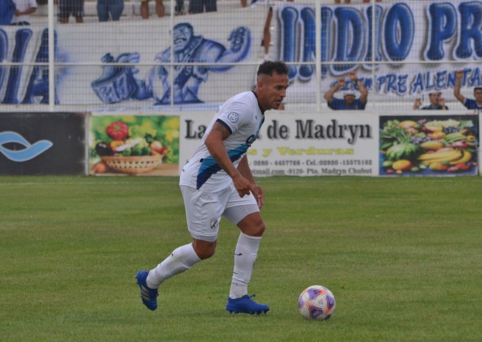 Emmanuel García con el balón. (Foto: Brown2000).