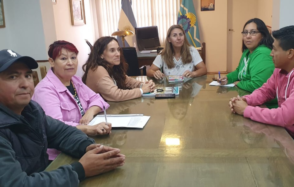 Encuentro. Referentes del Ejecutivo y de los sindicatos durante por el primer encuentro por un incremento.