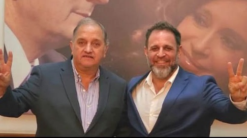 Linares y Glinski, con el cuadro Néstor y Cristina de fondo.