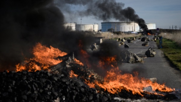 Incendios y los bloqueos de carreteras en el acceso a las terminales petroleras en la refinería Total Energies.