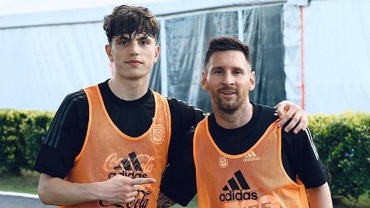 Romeo: "A Garnacho lo llamaron de España. Él fue muy claro. Tiene decidido y está convencido de jugar para Argentina. Entrás a la casa y tiene todas fotos con Messi".