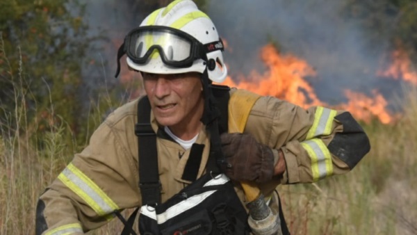 Un bombero en acción combatiendo el fuego Foto: Sergio Esparza/Jornada