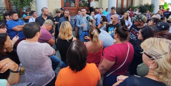 Momentos en el que el intendente Adrián Maderna recibió a los vecinos que reclamaban por reconexiones. 