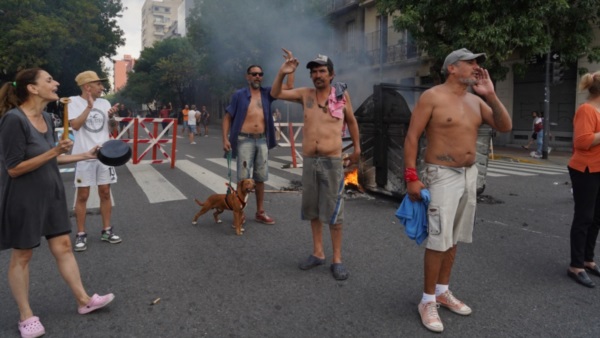 Vecinos se autoconvocaron en diferentes barrios de la ciudad de Buenos Aires contra la empresa Edesur.