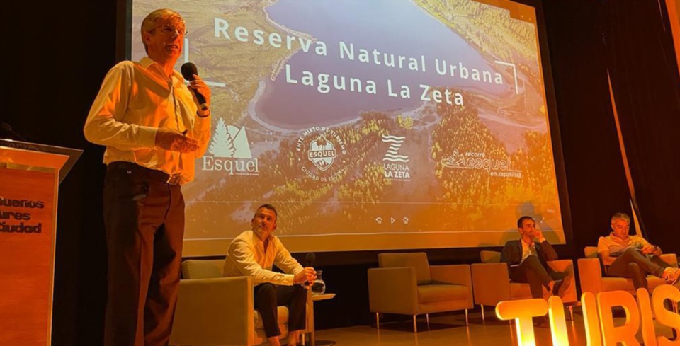 Vender la ciudad. El arquitecto Ongarato invitó a todos en el evento a visitar la cordillera chubutense.