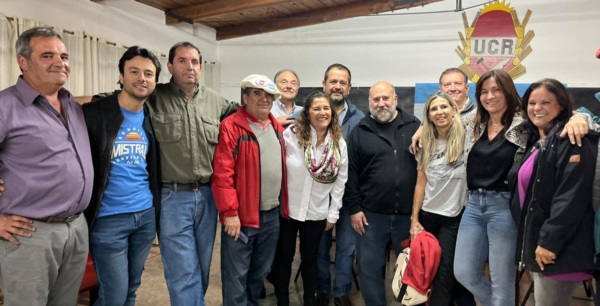 Lanzada. Garrido, junto al militante de campera roja, es la médica extrapartidaria que busca ser intendenta.