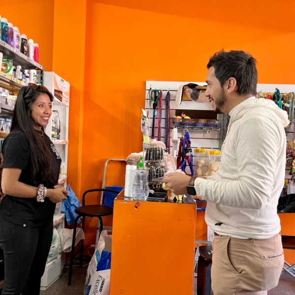Emanuel Coliñir recorrió los comercios de la calle Pellegrini de Trelew