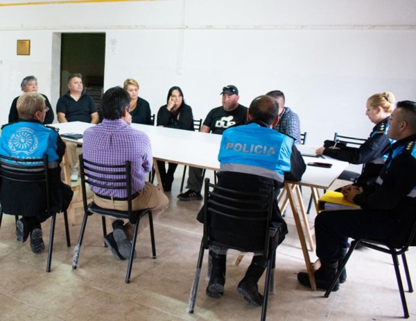 Autoridades municipales y policiales con diversas juntas vecinales.