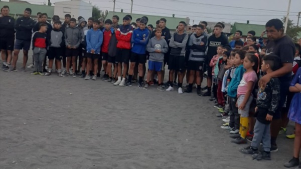 Una multitud de jóvenes asistió al acto. 