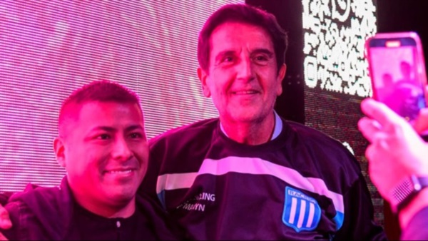 Acadé. Melconian dio una charla en Madryn y no tuvo problema en fotografiarse con su camiseta.