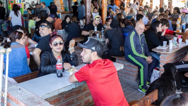 Muchos vecinos. Una postal del festejo en Caleta Córdova, que reunió a muchos concurrentes del sur.