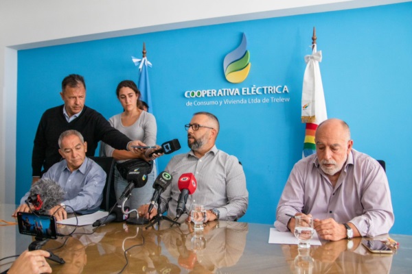El presidente de la Cooperativa Eléctrica, Fabricio Petrakosky, este lunes en conferencia de prensa
