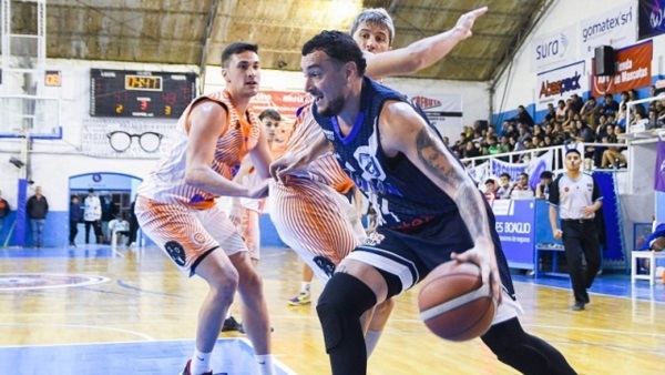 Facundo Alvarez penetra con doble marca. (Foto: Mariano Di Giusto / Jornada).