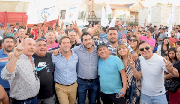 Emanuel Coliñir con Juan Pablo Luque y militantes del justicialismo
