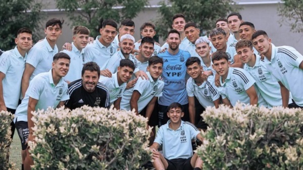 Messi con los chicos de la Sub-17. Subiabre aparece agachado a su derecha.